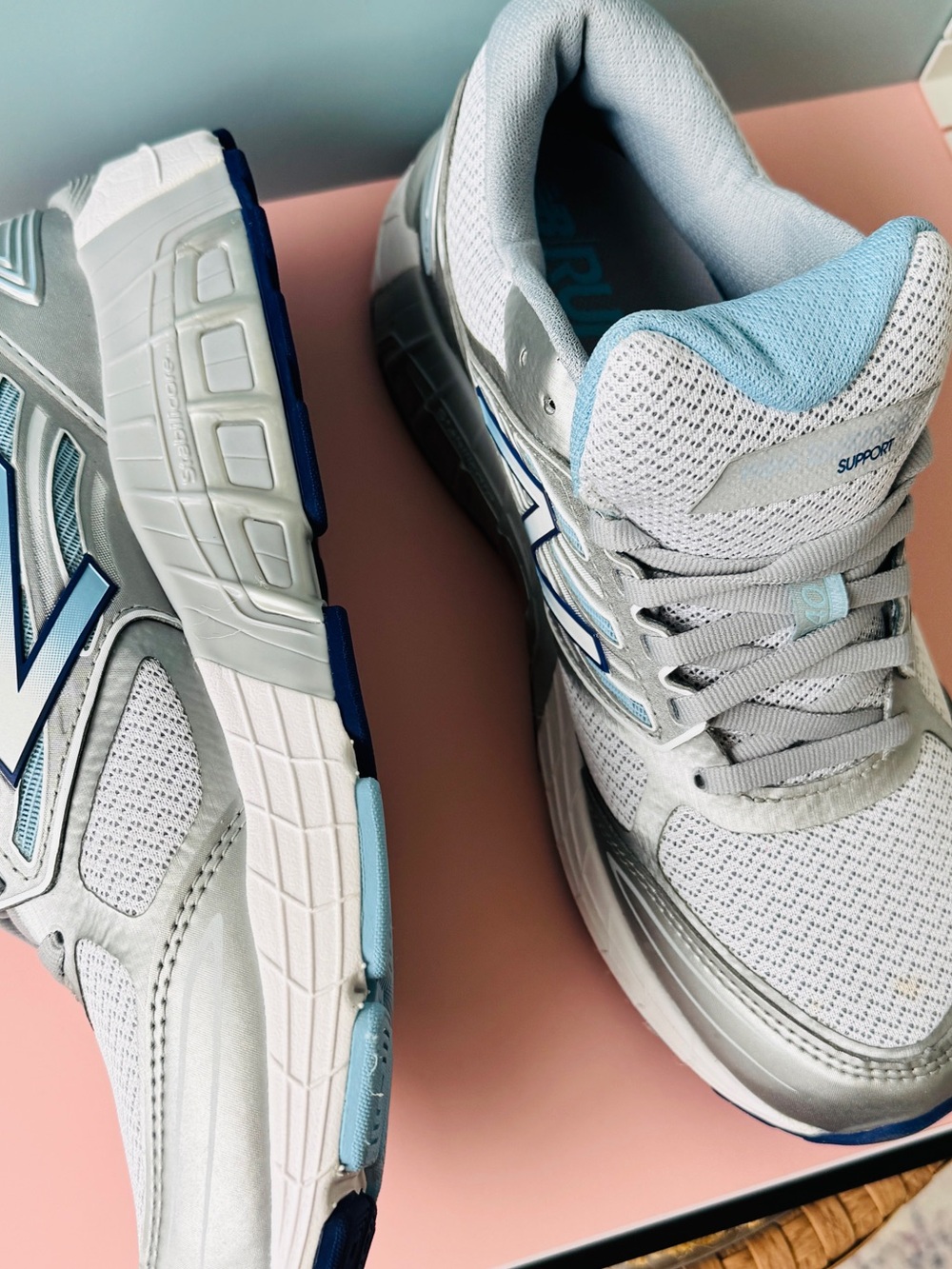 New Balance Women's Gray & Blue Athletic Running Sneakers Shoes.